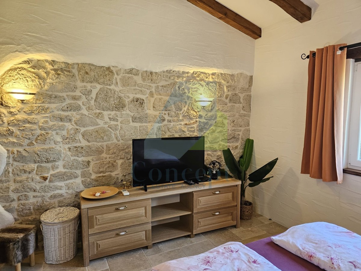 Poreč, dintorni, Casa in pietra con piscina e vista mare, a 10 km dal mare