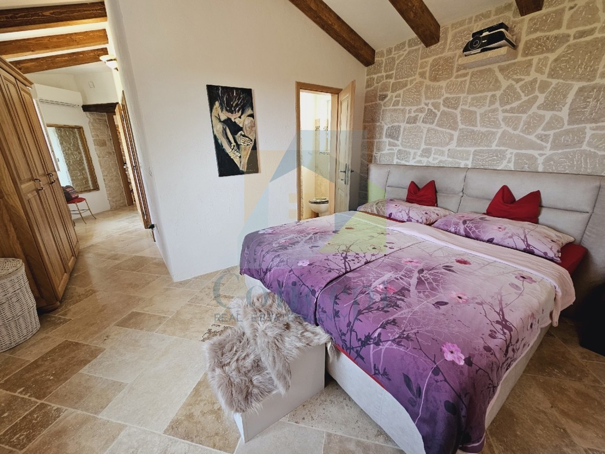 Poreč, dintorni, Casa in pietra con piscina e vista mare, a 10 km dal mare