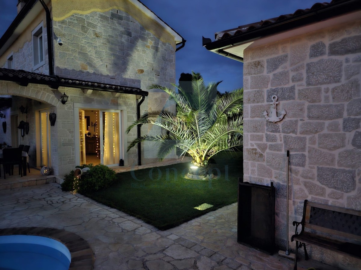 Poreč, dintorni, Casa in pietra con piscina e vista mare, a 10 km dal mare