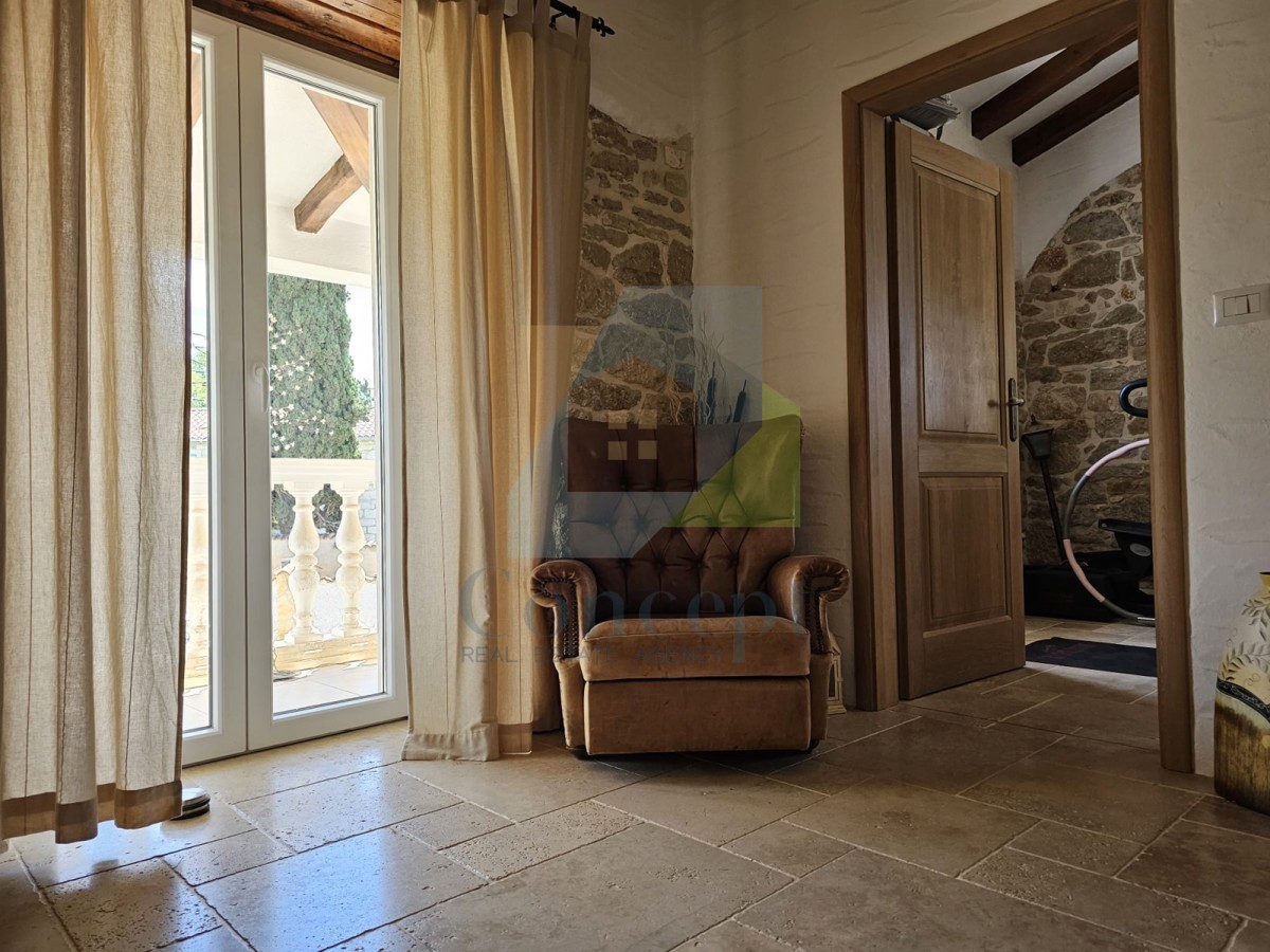 Poreč, dintorni, Casa in pietra con piscina e vista mare, a 10 km dal mare