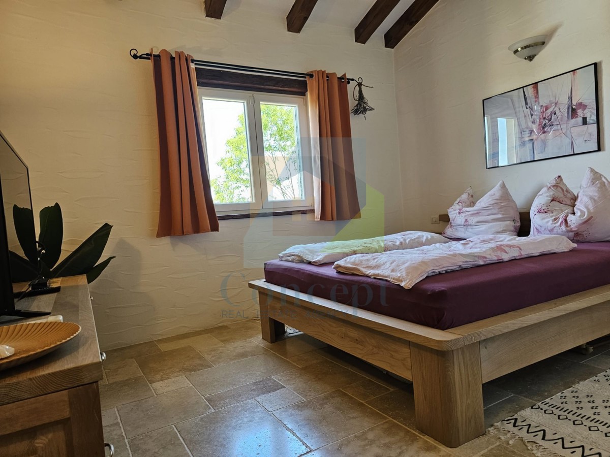 Poreč, dintorni, Casa in pietra con piscina e vista mare, a 10 km dal mare