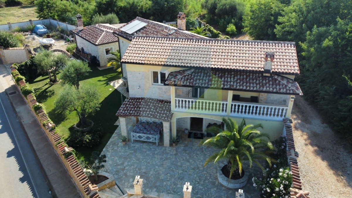 Poreč, dintorni, Casa in pietra con piscina e vista mare, a 10 km dal mare