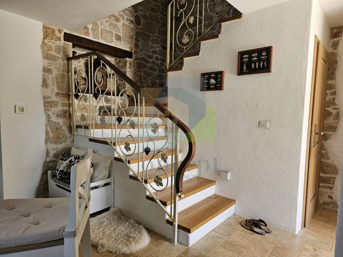 Poreč, dintorni, Casa in pietra con piscina e vista mare, a 10 km dal mare