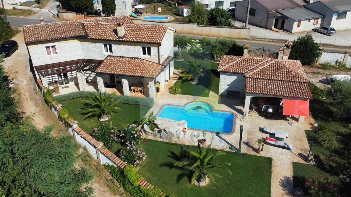 Poreč, dintorni, Casa in pietra con piscina e vista mare, a 10 km dal mare