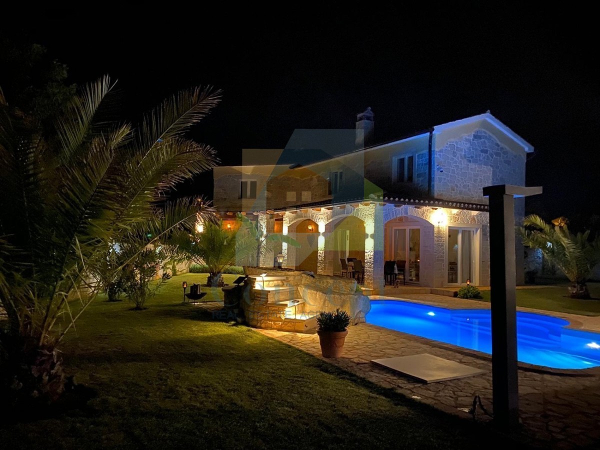 Poreč, dintorni, Casa in pietra con piscina e vista mare, a 10 km dal mare