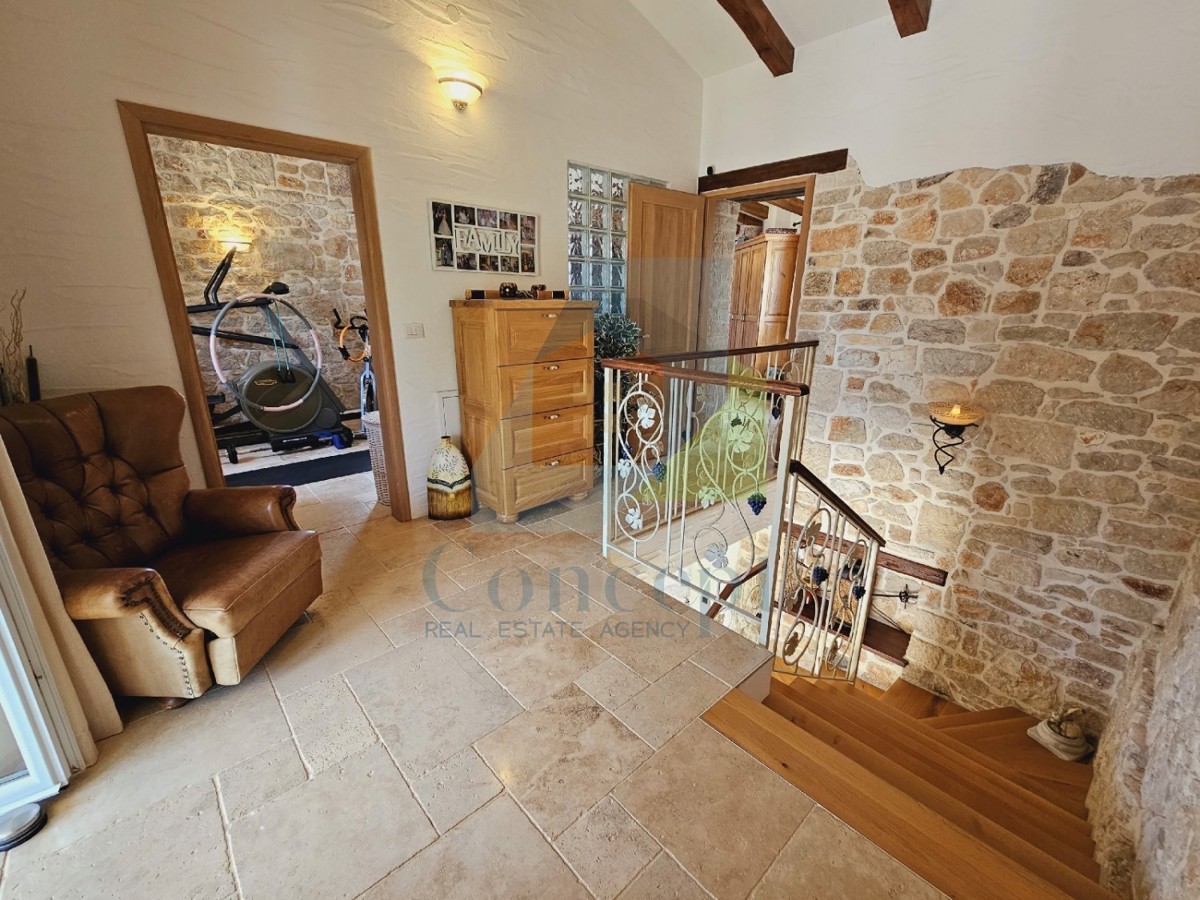 Poreč, dintorni, Casa in pietra con piscina e vista mare, a 10 km dal mare