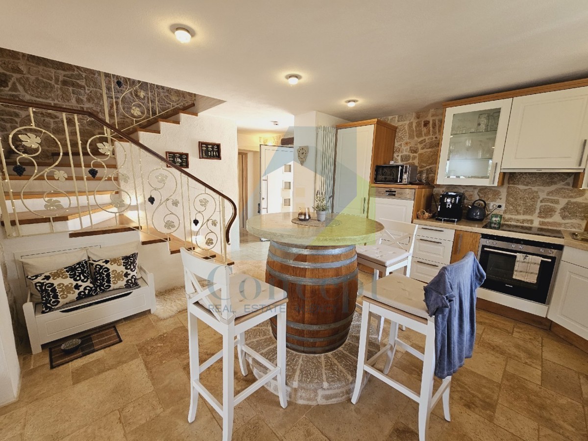 Poreč, dintorni, Casa in pietra con piscina e vista mare, a 10 km dal mare