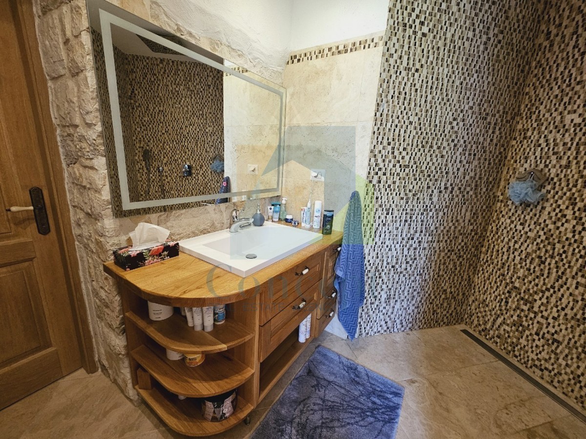 Poreč, dintorni, Casa in pietra con piscina e vista mare, a 10 km dal mare