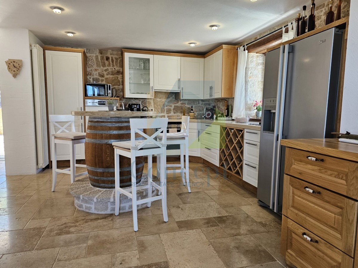 Poreč, dintorni, Casa in pietra con piscina e vista mare, a 10 km dal mare