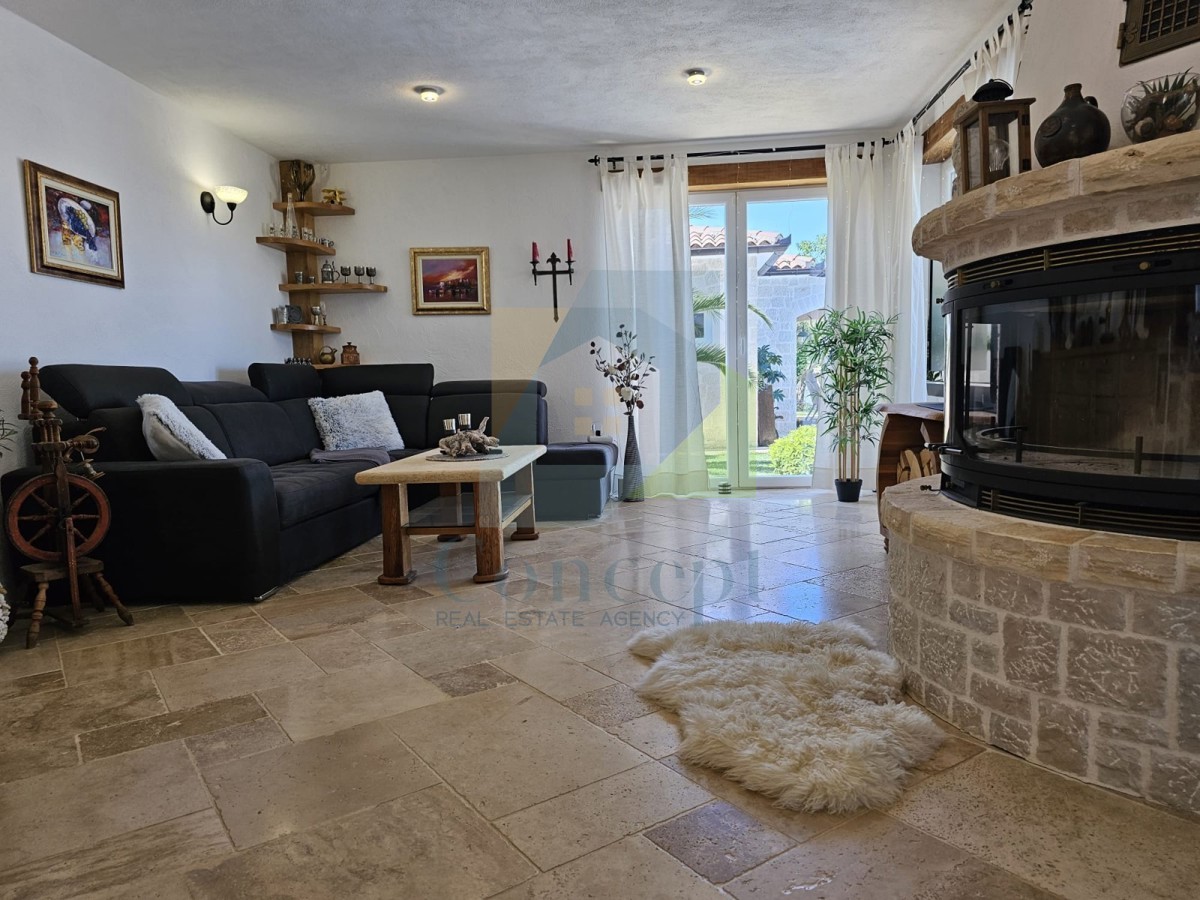 Poreč, dintorni, Casa in pietra con piscina e vista mare, a 10 km dal mare