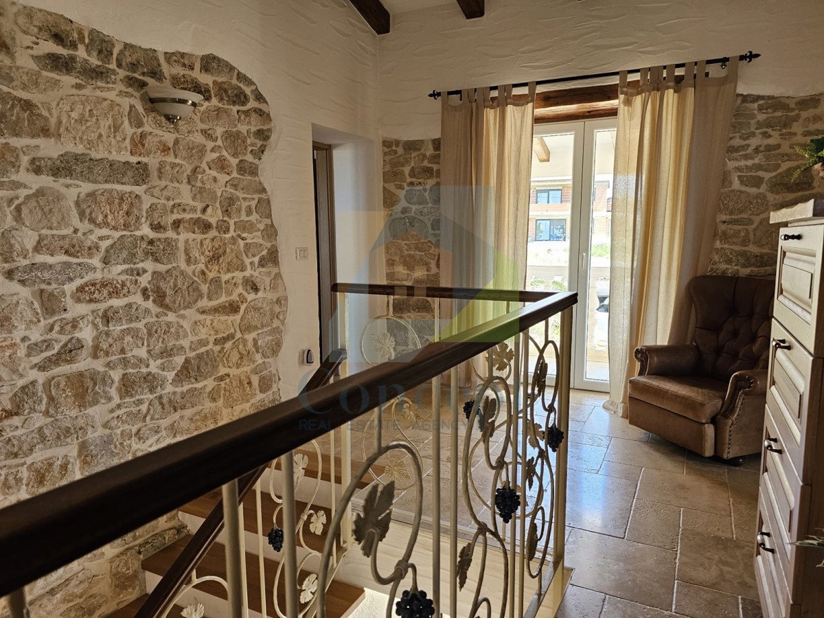 Poreč, dintorni, Casa in pietra con piscina e vista mare, a 10 km dal mare