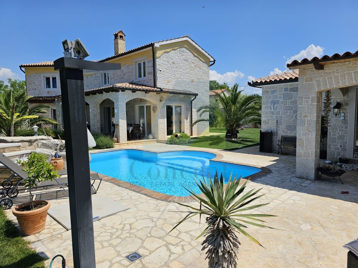 Poreč, dintorni, Casa in pietra con piscina e vista mare, a 10 km dal mare