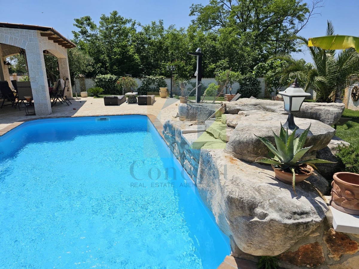 Poreč, dintorni, Casa in pietra con piscina e vista mare, a 10 km dal mare