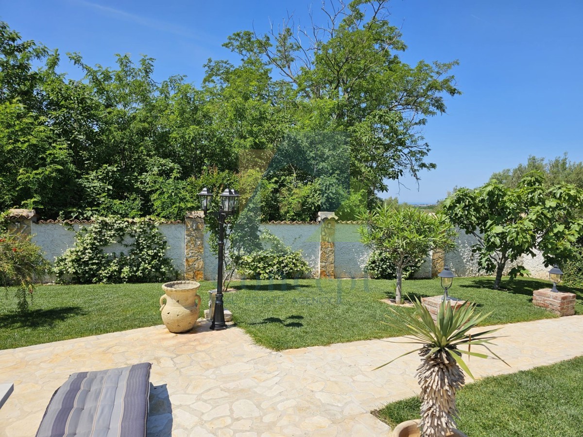 Poreč, dintorni, Casa in pietra con piscina e vista mare, a 10 km dal mare