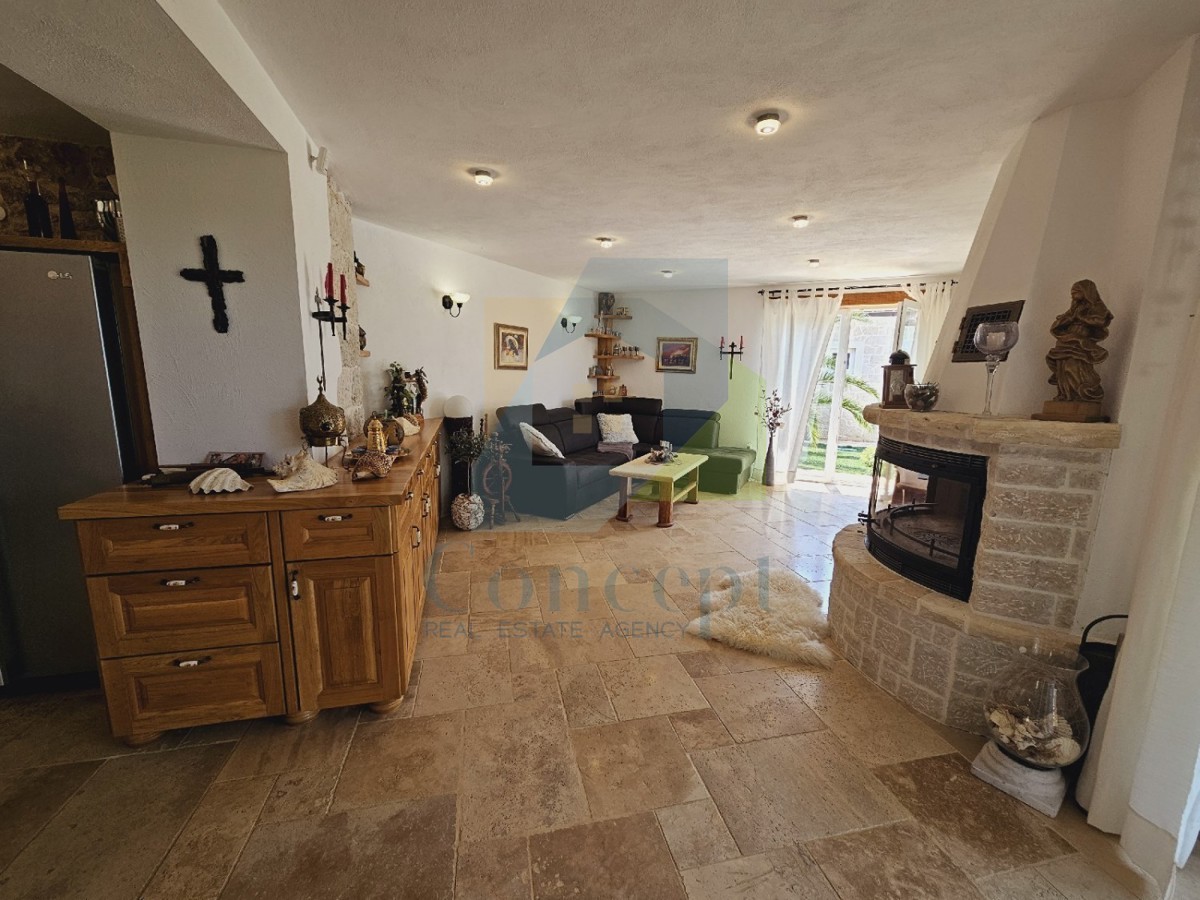 Poreč, dintorni, Casa in pietra con piscina e vista mare, a 10 km dal mare