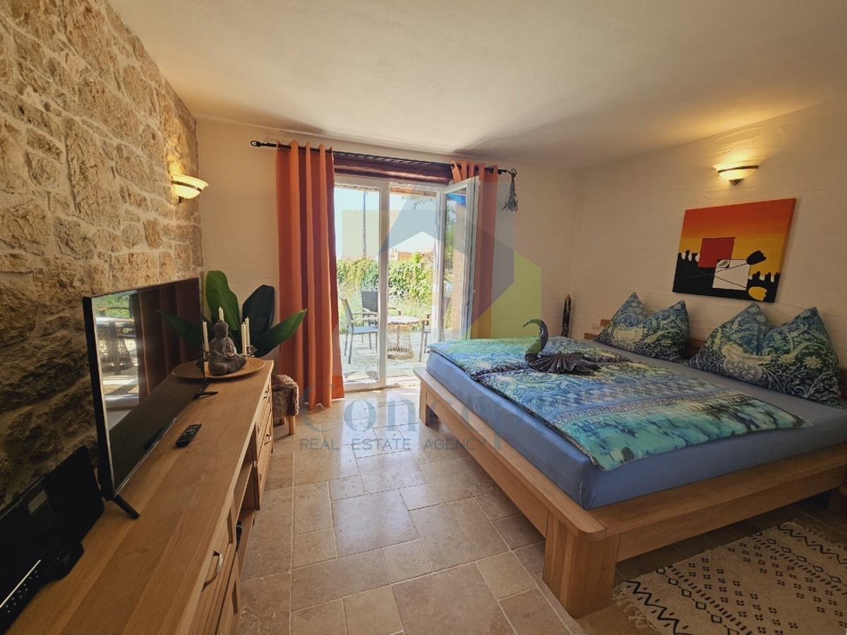 Poreč, dintorni, Casa in pietra con piscina e vista mare, a 10 km dal mare