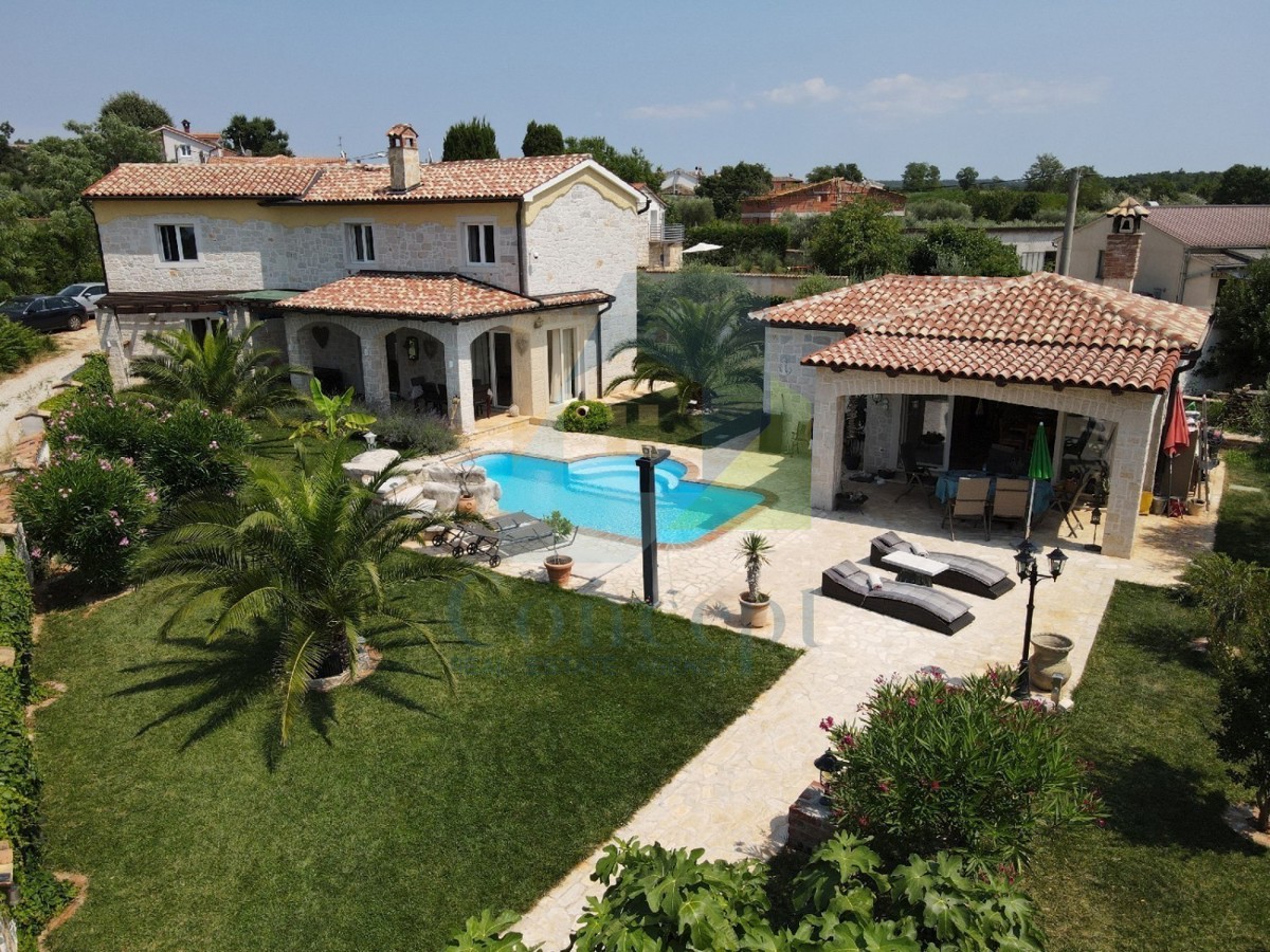Poreč, dintorni, Casa in pietra con piscina e vista mare, a 10 km dal mare