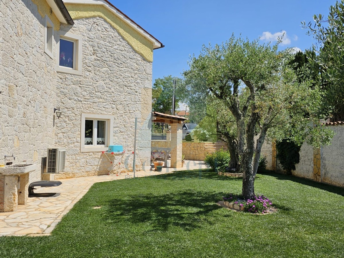 Poreč, dintorni, Casa in pietra con piscina e vista mare, a 10 km dal mare