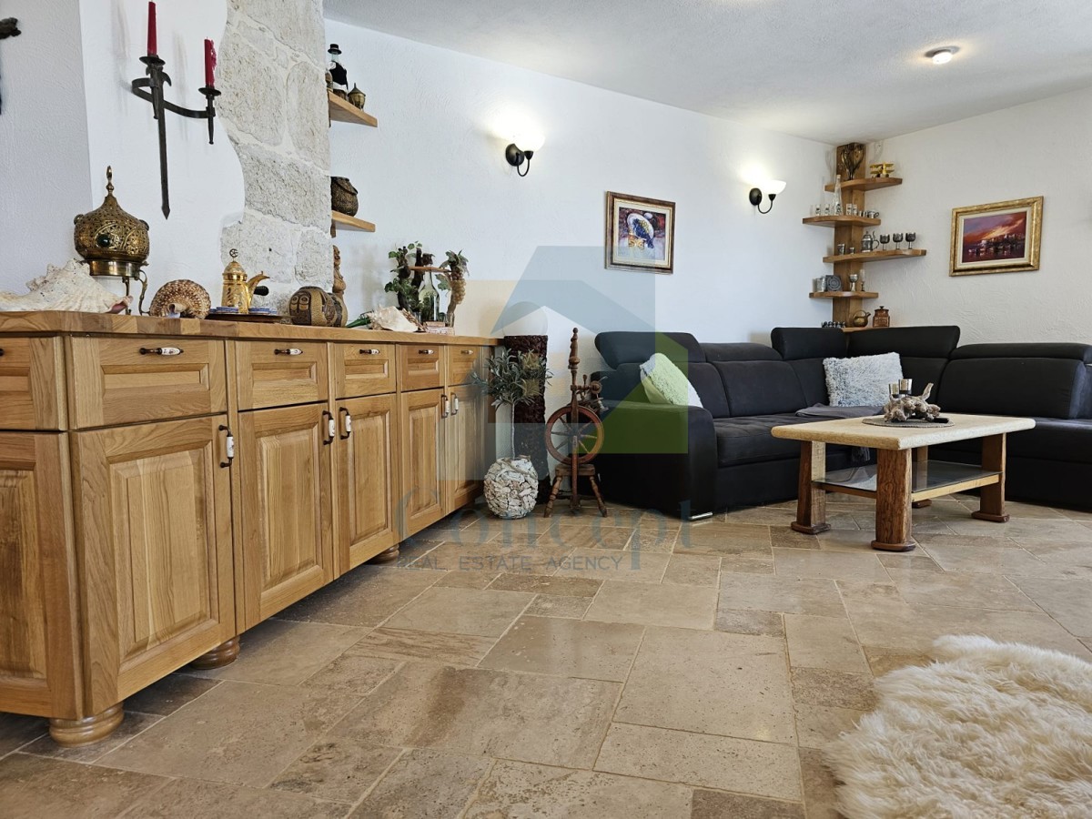 Poreč, dintorni, Casa in pietra con piscina e vista mare, a 10 km dal mare