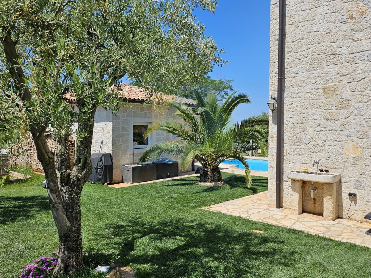 Poreč, dintorni, Casa in pietra con piscina e vista mare, a 10 km dal mare