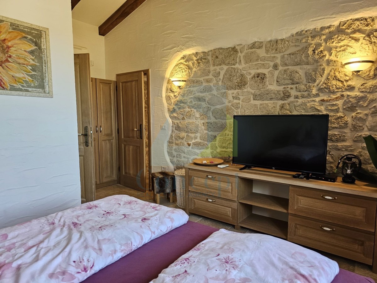 Poreč, dintorni, Casa in pietra con piscina e vista mare, a 10 km dal mare