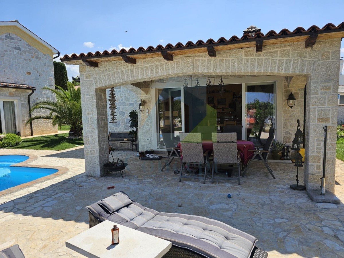 Poreč, dintorni, Casa in pietra con piscina e vista mare, a 10 km dal mare