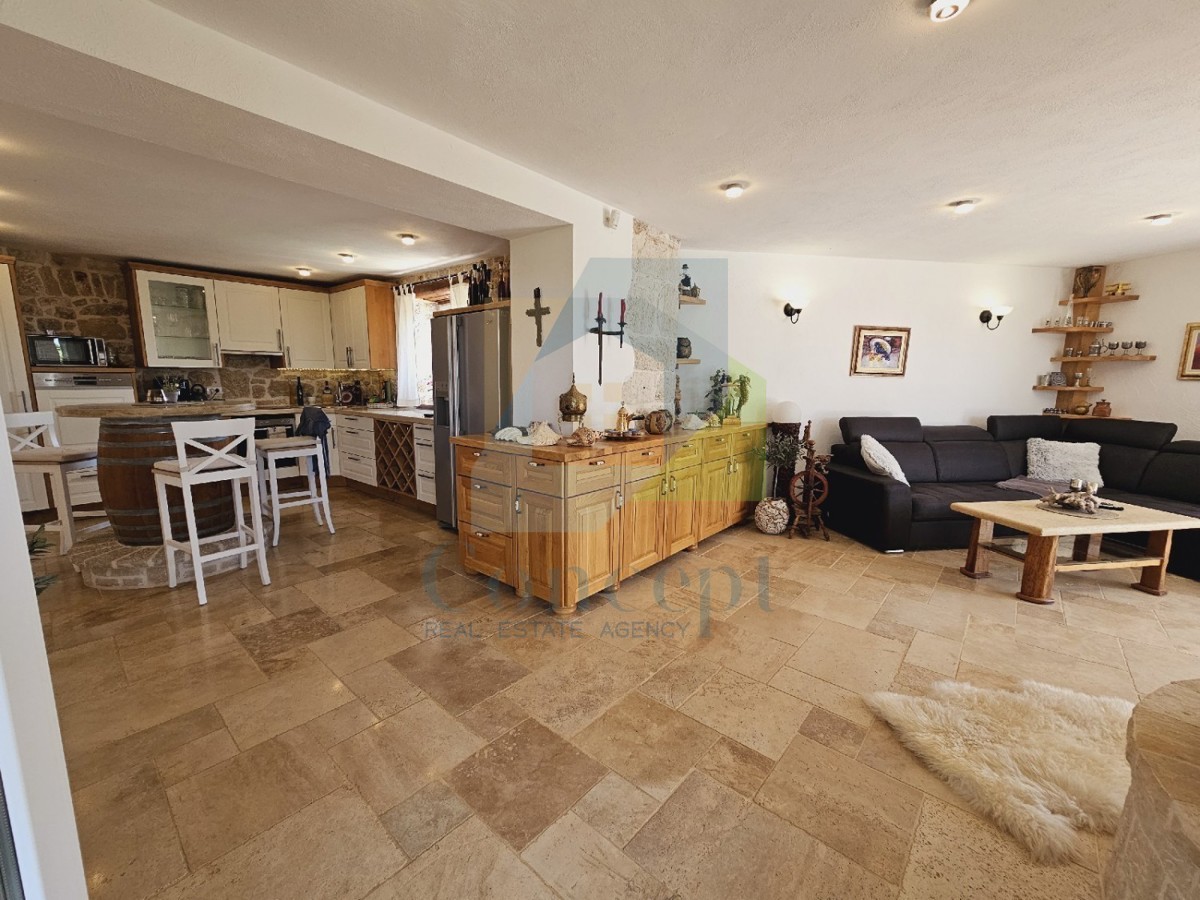 Poreč, dintorni, Casa in pietra con piscina e vista mare, a 10 km dal mare