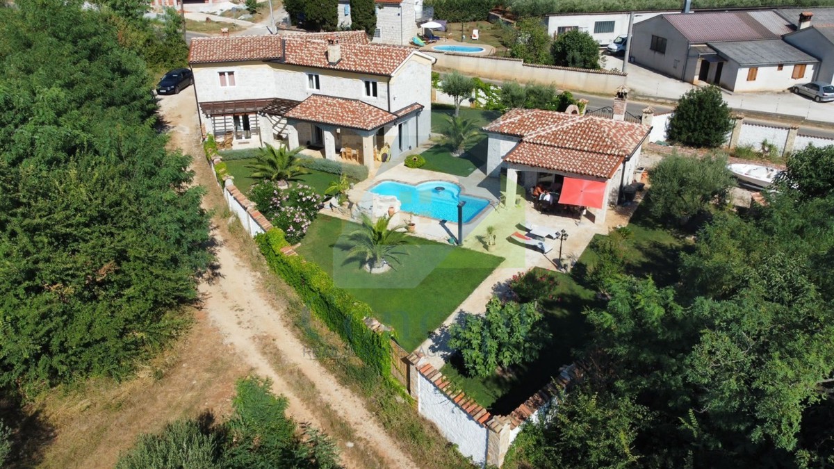 Poreč, dintorni, Casa in pietra con piscina e vista mare, a 10 km dal mare