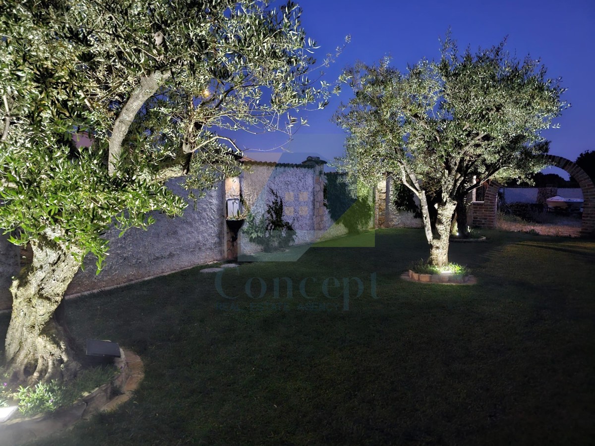 Poreč, dintorni, Casa in pietra con piscina e vista mare, a 10 km dal mare