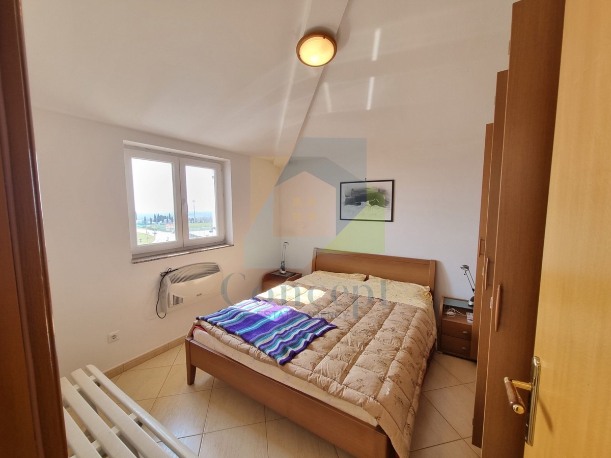 Poreč, dintorni, Appartamento al secondo piano con galleria e vista mare, a 2 km dal mare