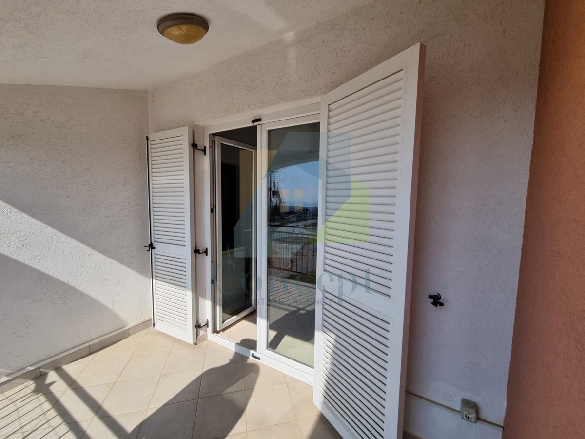 Poreč, dintorni, Appartamento al secondo piano con galleria e vista mare, a 2 km dal mare