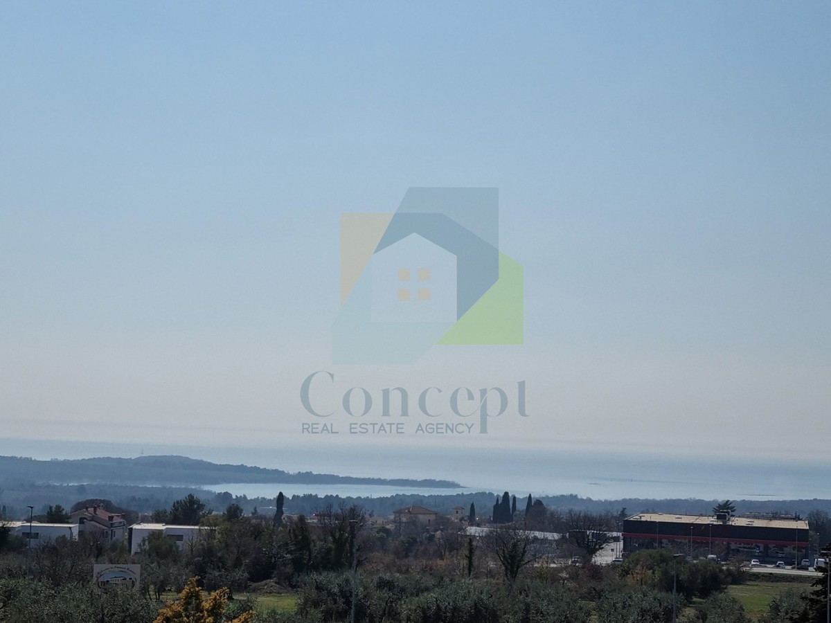 Poreč, dintorni, Appartamento al secondo piano con galleria e vista mare, a 2 km dal mare