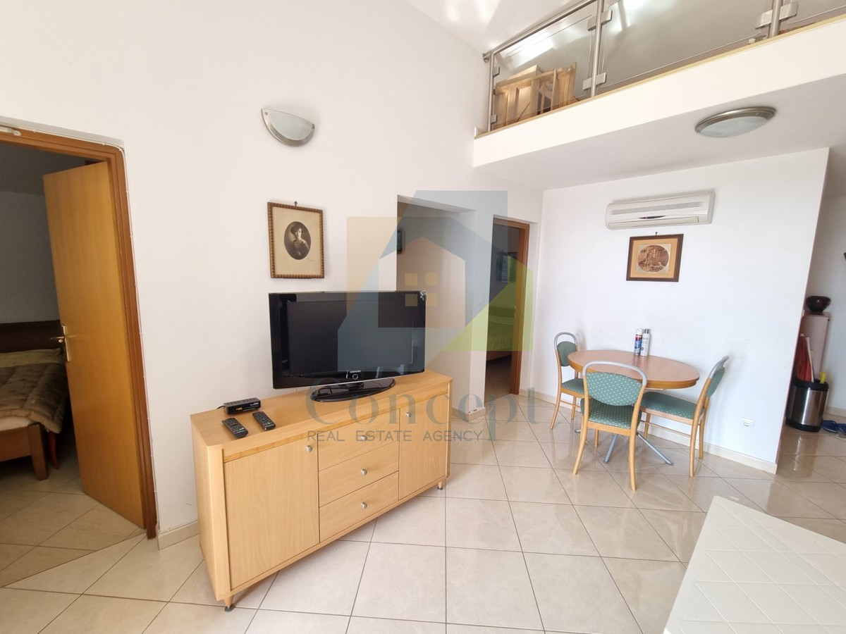 Poreč, dintorni, Appartamento al secondo piano con galleria e vista mare, a 2 km dal mare