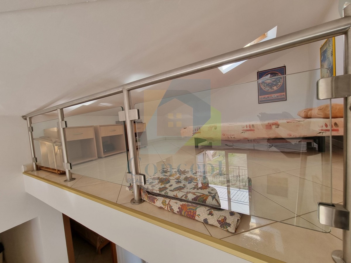 Poreč, dintorni, Appartamento al secondo piano con galleria e vista mare, a 2 km dal mare