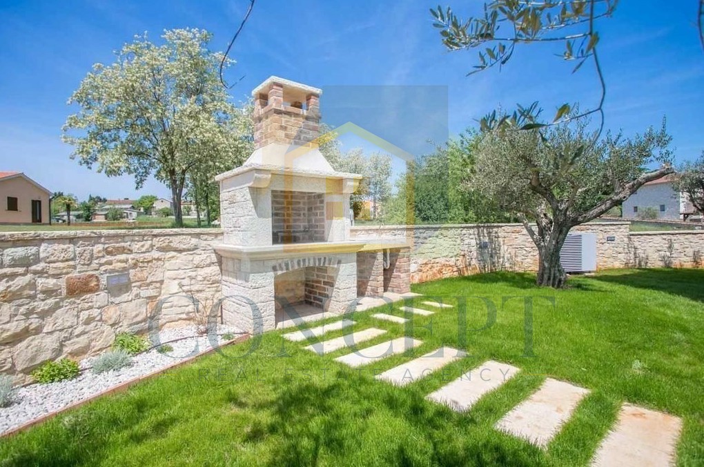 Poreč, dintorni, Incantevole villa con piscina in ottima posizione, a 10 km dal mare