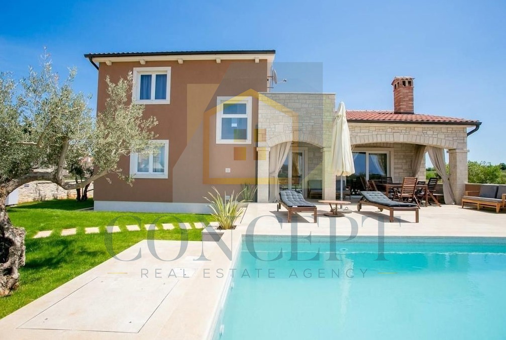 Poreč, dintorni, Incantevole villa con piscina in ottima posizione, a 10 km dal mare