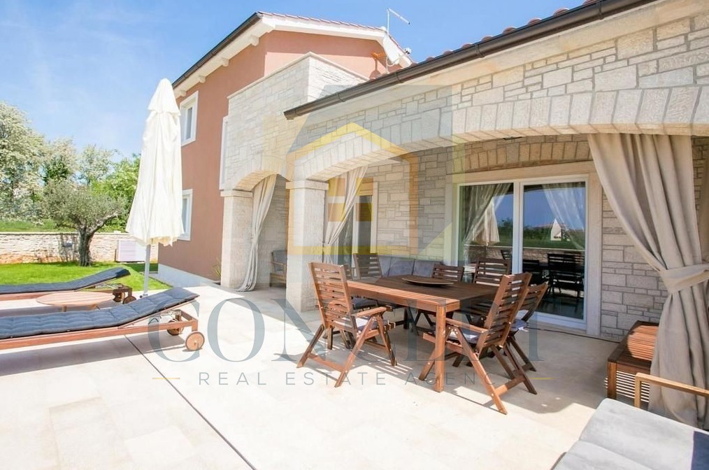 Poreč, dintorni, Incantevole villa con piscina in ottima posizione, a 10 km dal mare