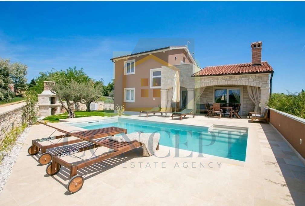 Poreč, dintorni, Incantevole villa con piscina in ottima posizione, a 10 km dal mare