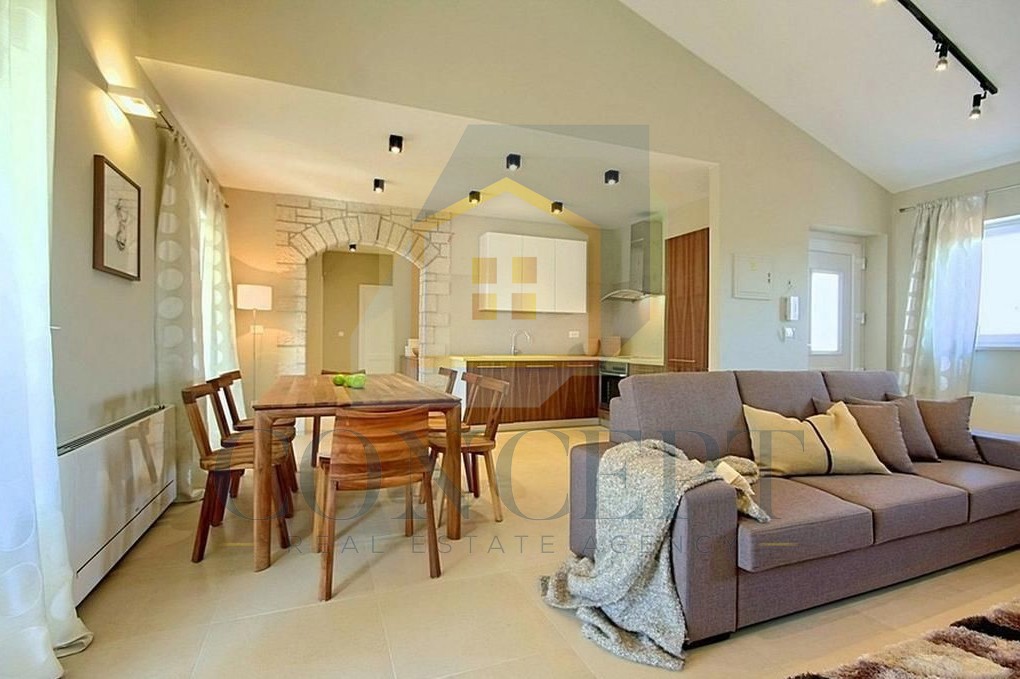 Poreč, dintorni, Incantevole villa con piscina in ottima posizione, a 10 km dal mare