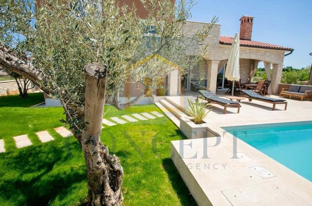 Poreč, dintorni, Incantevole villa con piscina in ottima posizione, a 10 km dal mare