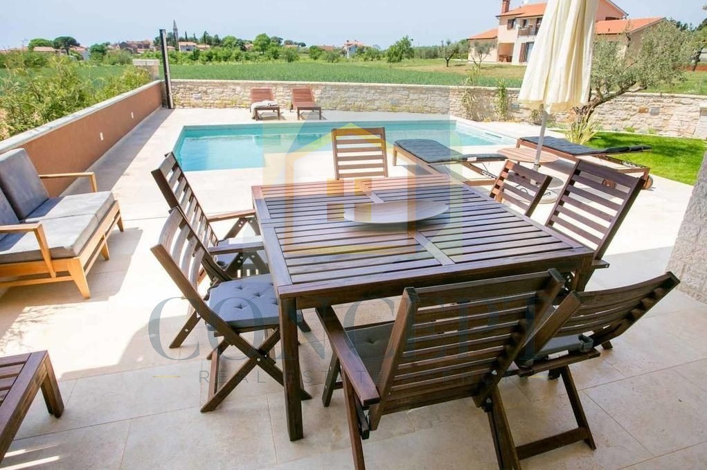 Poreč, dintorni, Incantevole villa con piscina in ottima posizione, a 10 km dal mare