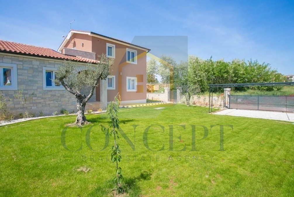 Poreč, dintorni, Incantevole villa con piscina in ottima posizione, a 10 km dal mare