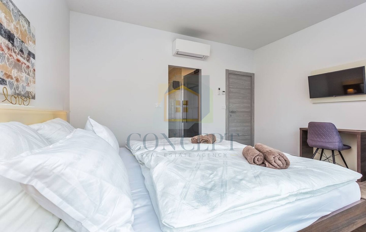 Poreč, sobborgo, Villa moderna con piscina in ottima posizione, a 800 m dal mare