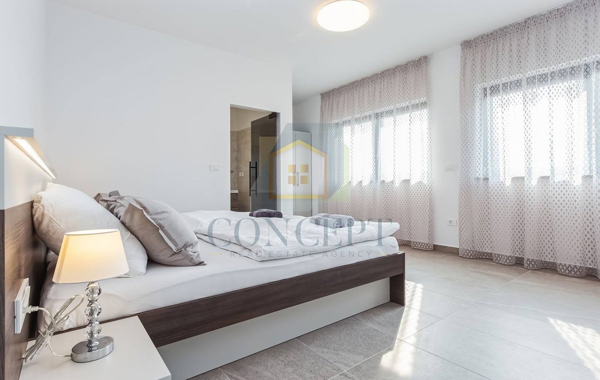 Poreč, sobborgo, Villa moderna con piscina in ottima posizione, a 800 m dal mare