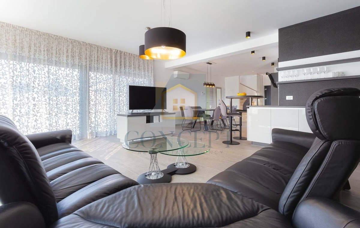 Poreč, sobborgo, Villa moderna con piscina in ottima posizione, a 800 m dal mare