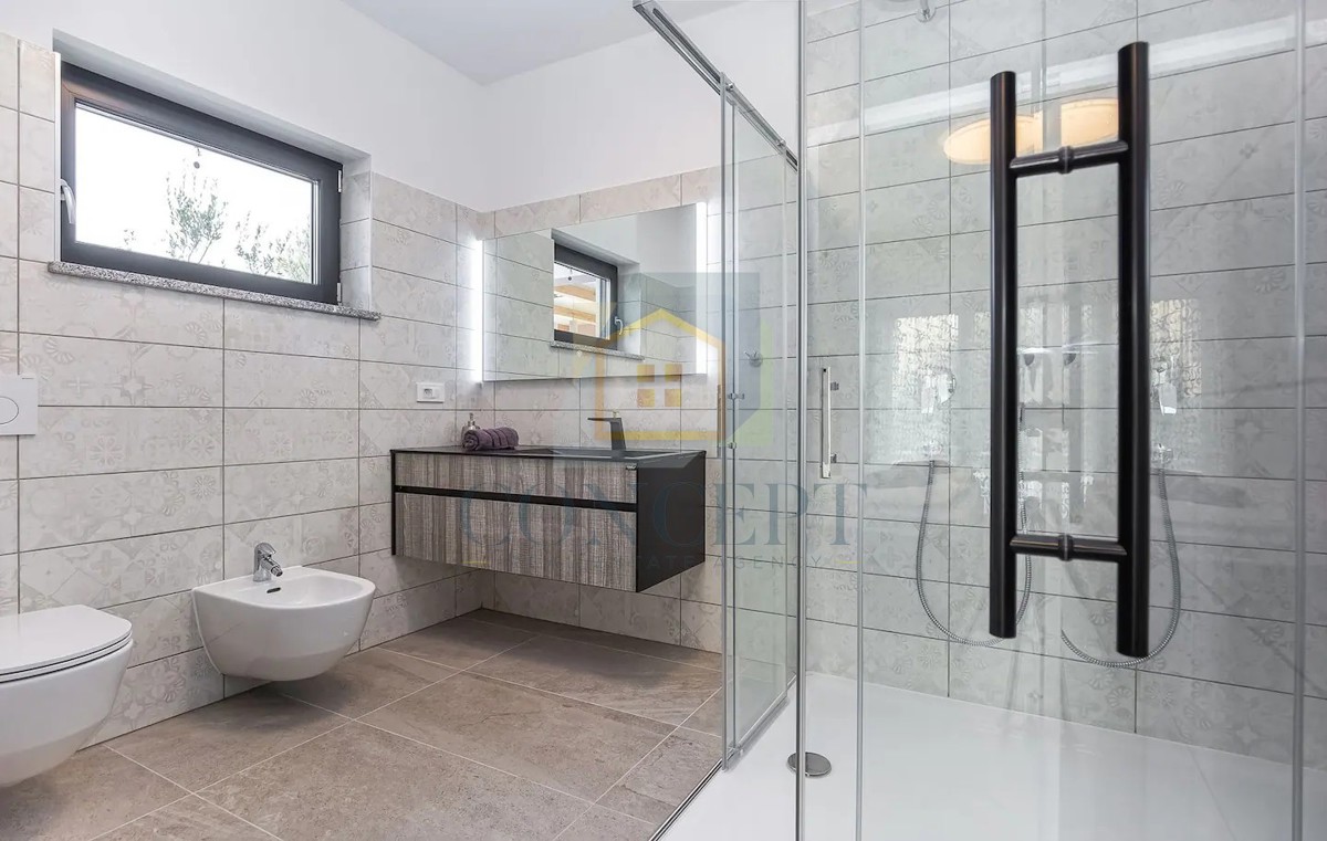 Poreč, sobborgo, Villa moderna con piscina in ottima posizione, a 800 m dal mare