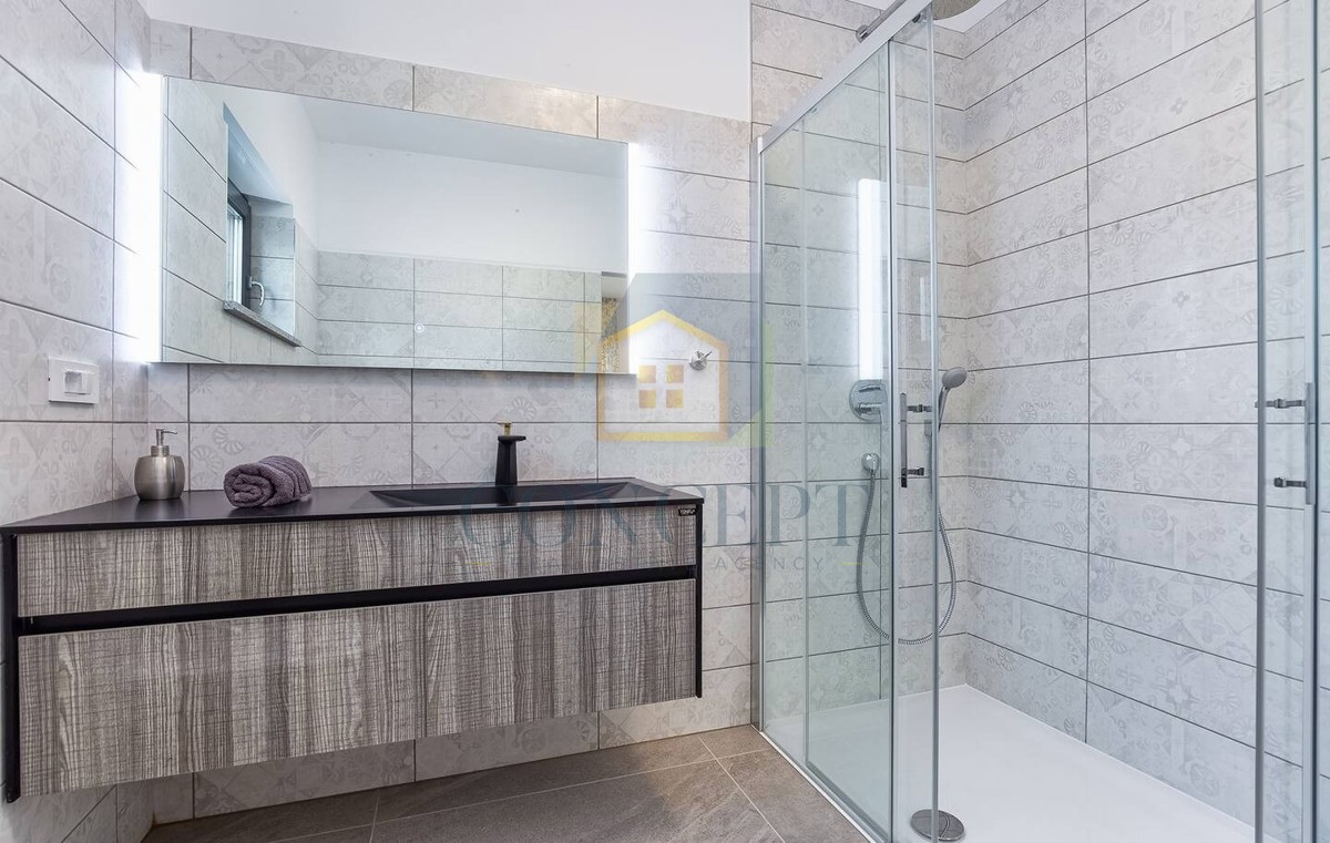 Poreč, sobborgo, Villa moderna con piscina in ottima posizione, a 800 m dal mare