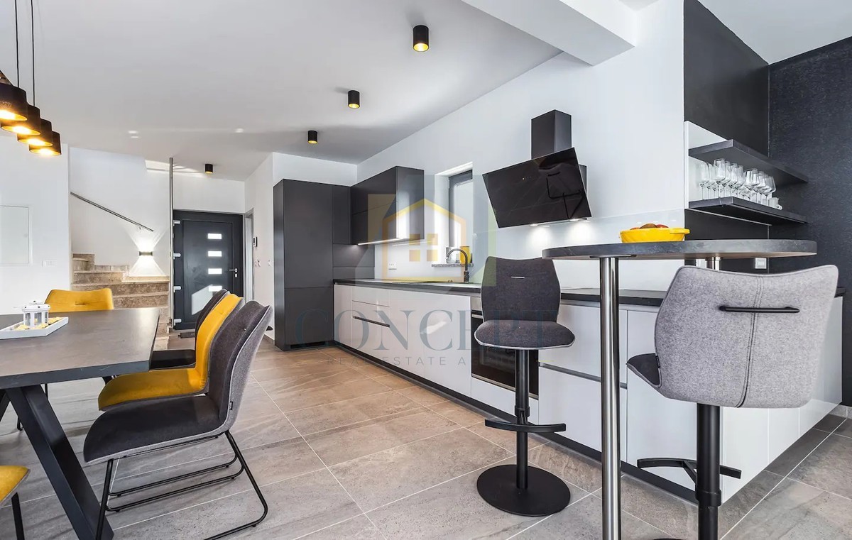 Poreč, sobborgo, Villa moderna con piscina in ottima posizione, a 800 m dal mare