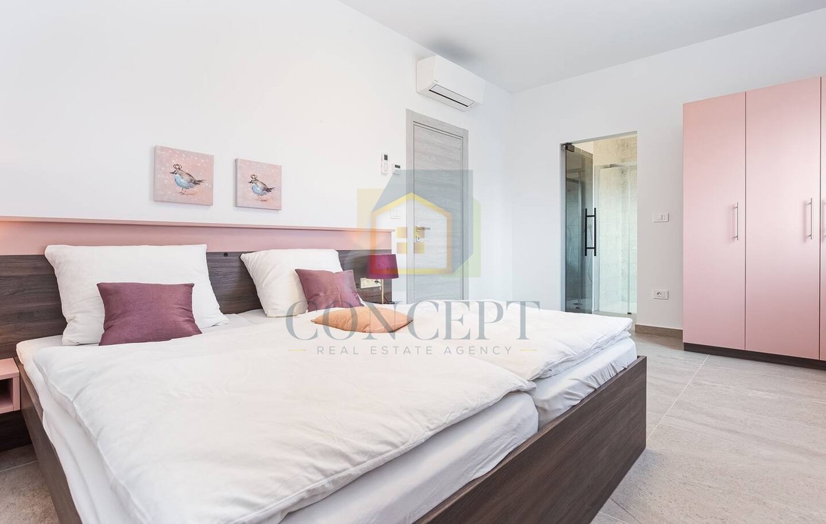 Poreč, sobborgo, Villa moderna con piscina in ottima posizione, a 800 m dal mare