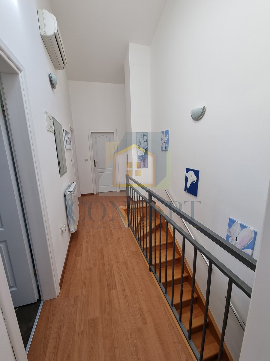 Poreč, dintorni, Casa alla fine della fila con giardino in ottima posizione, a 3 km dal mare